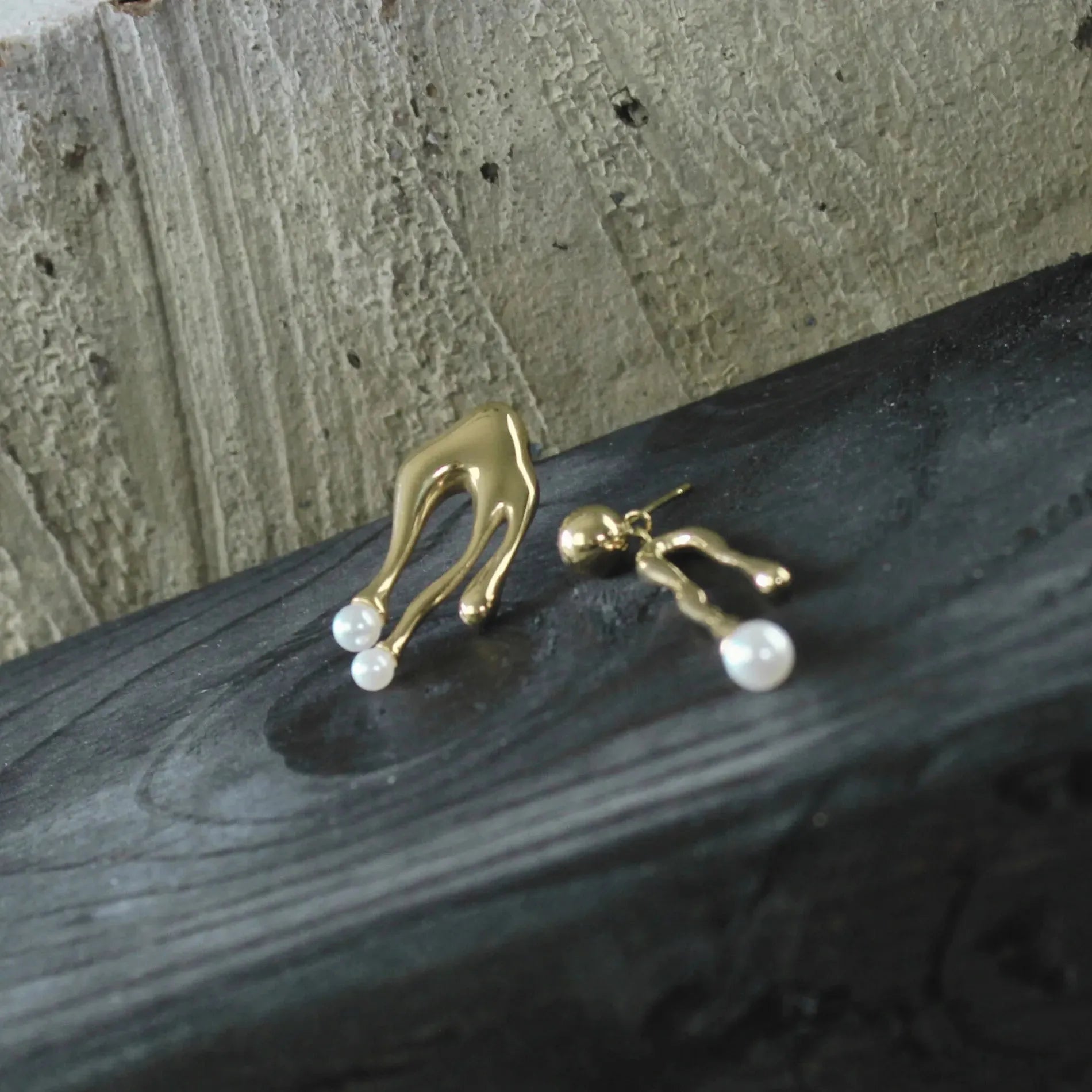 Joy Waterproof Assymetrical Lucky Pearl Earring 18K Gold Plating, Dansk Copenhagen