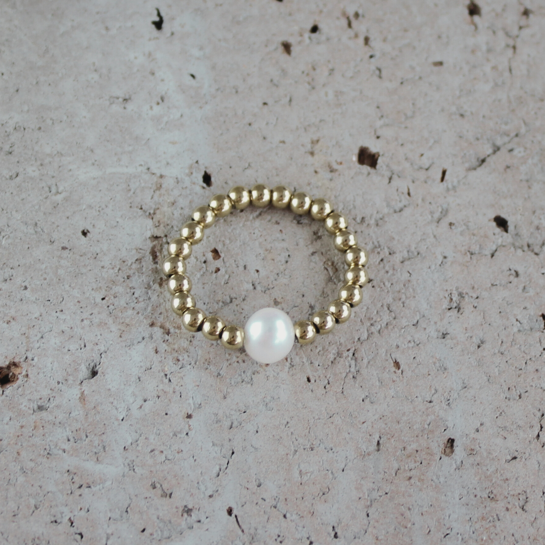Joy Waterproof Elastic Pearl Ring 18 Carat Gold I Dansk Copenhagen