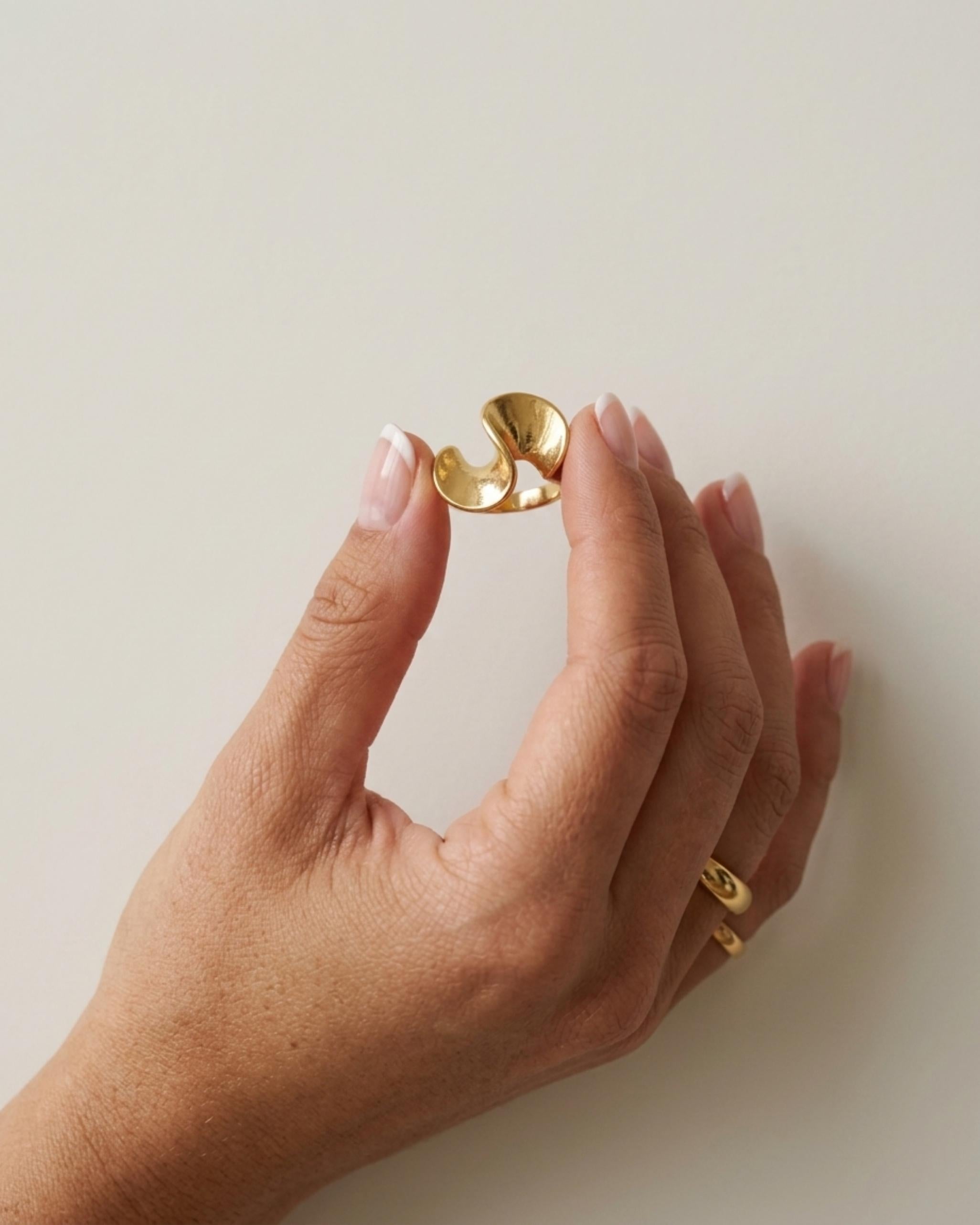 Courage Waterproof Opvallende ring met enkele draai, 18-karaats verguld