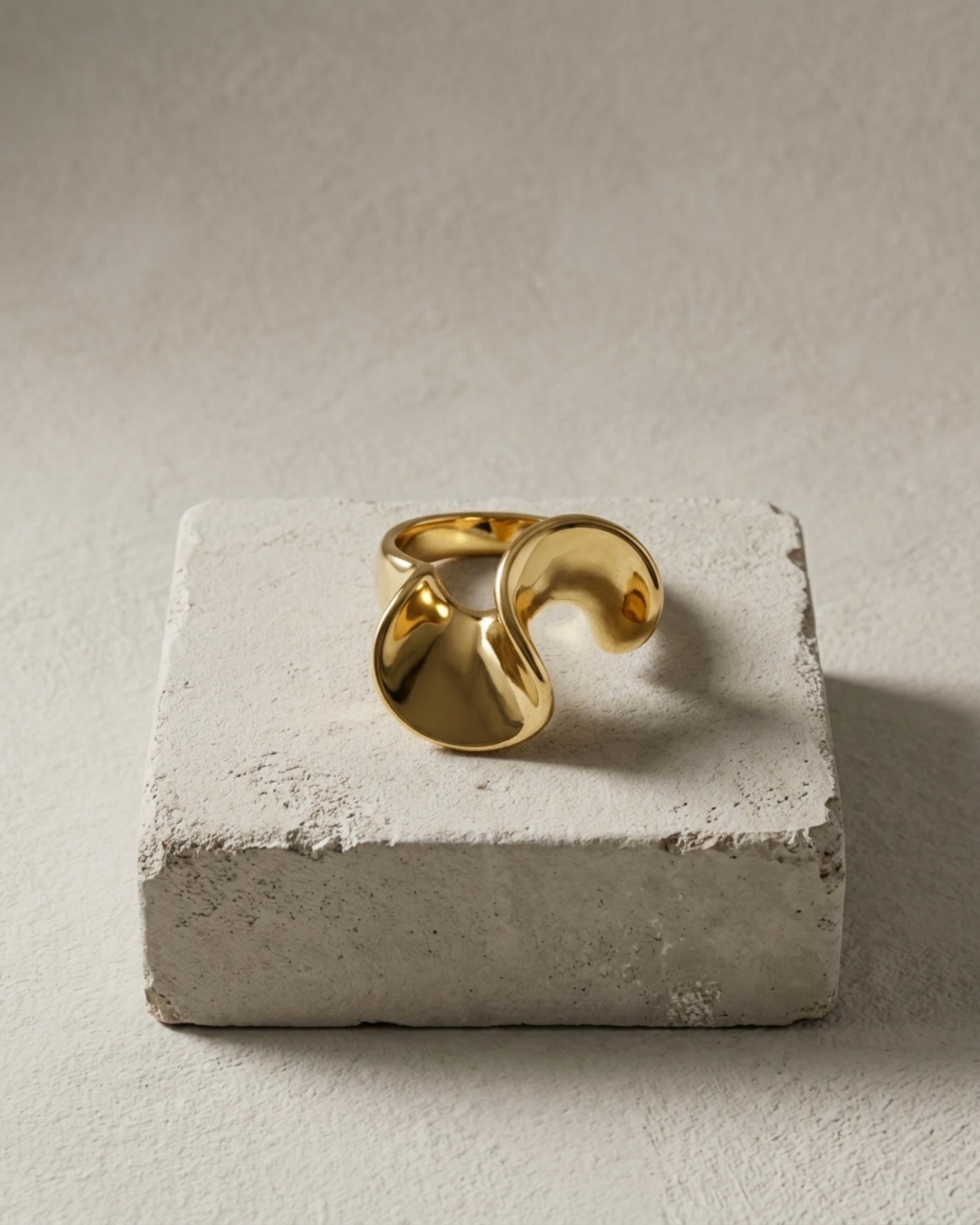 Courage Waterproof Opvallende ring met enkele draai, 18-karaats verguld