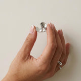 Courage Wasserfester Auffälliger Ring mit einfacher Drehung, versilbert
