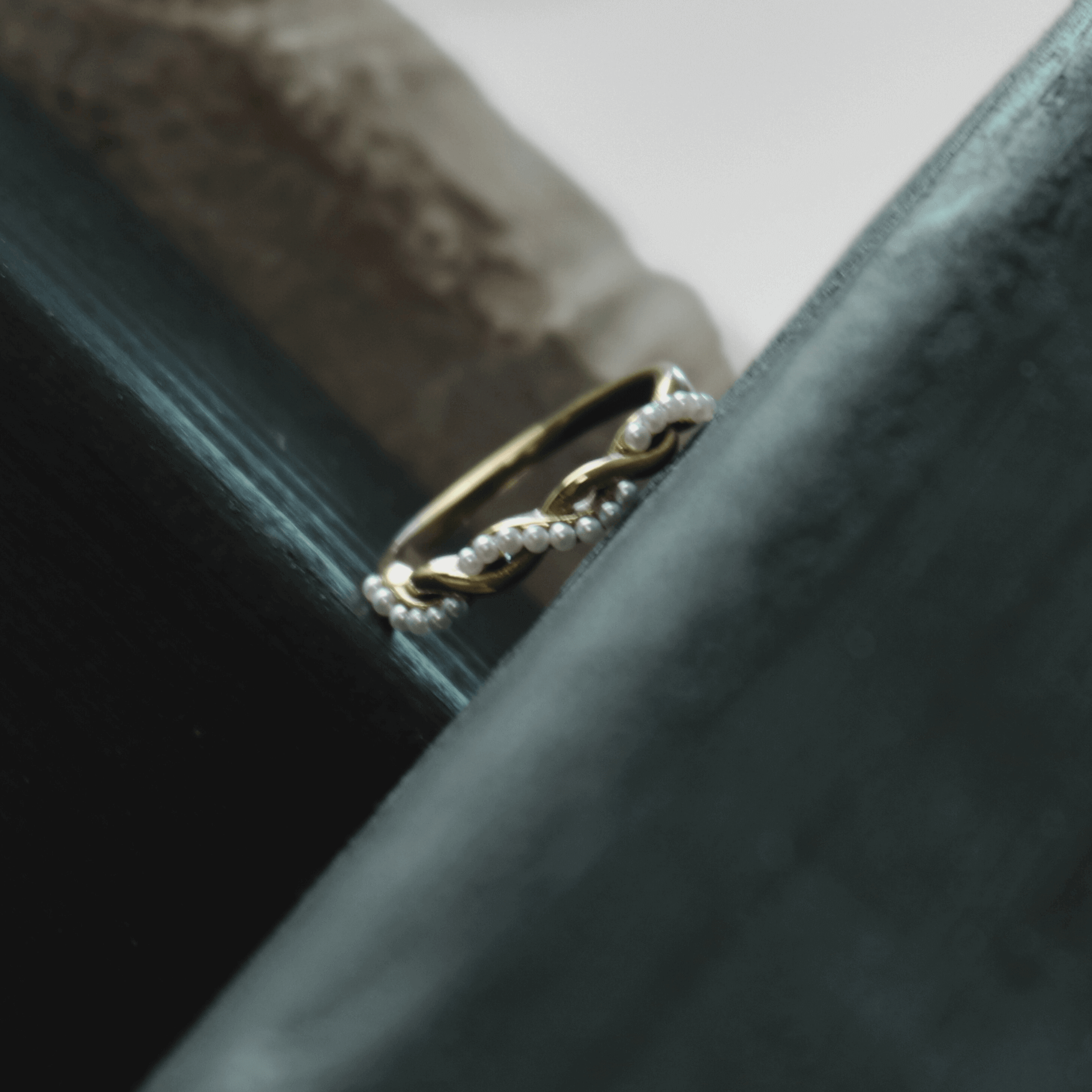 Joy Waterproof Twisted Pearl Ring 18K Gold Plating I Dansk Copenhagen