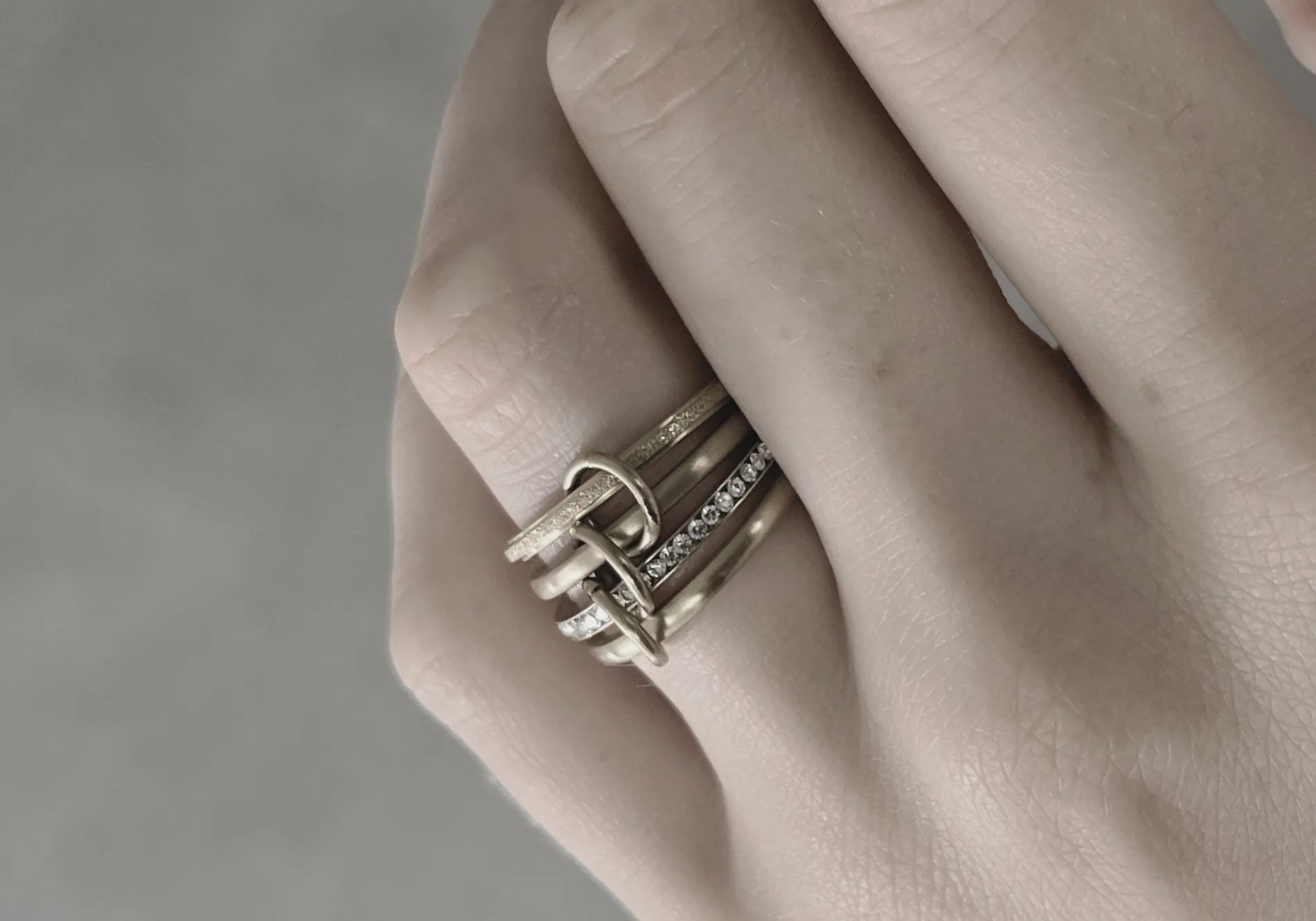 Joy Waterproof Bague multi CZ plaquée or 18K, DNSK Copenhagen