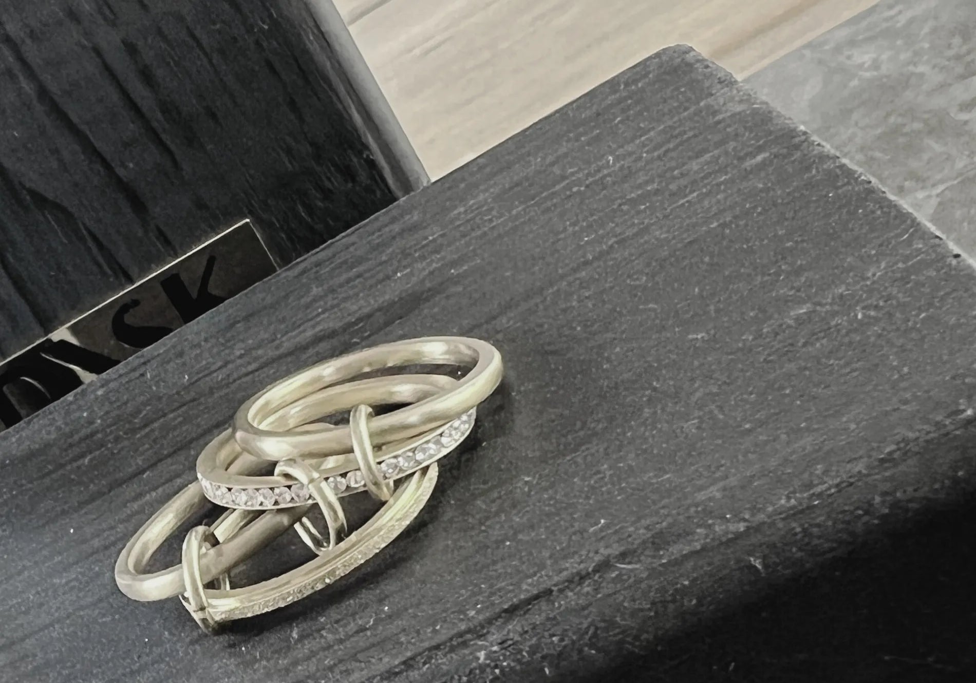 Joy Waterproof Bague multi CZ plaquée or 18K, DNSK Copenhagen