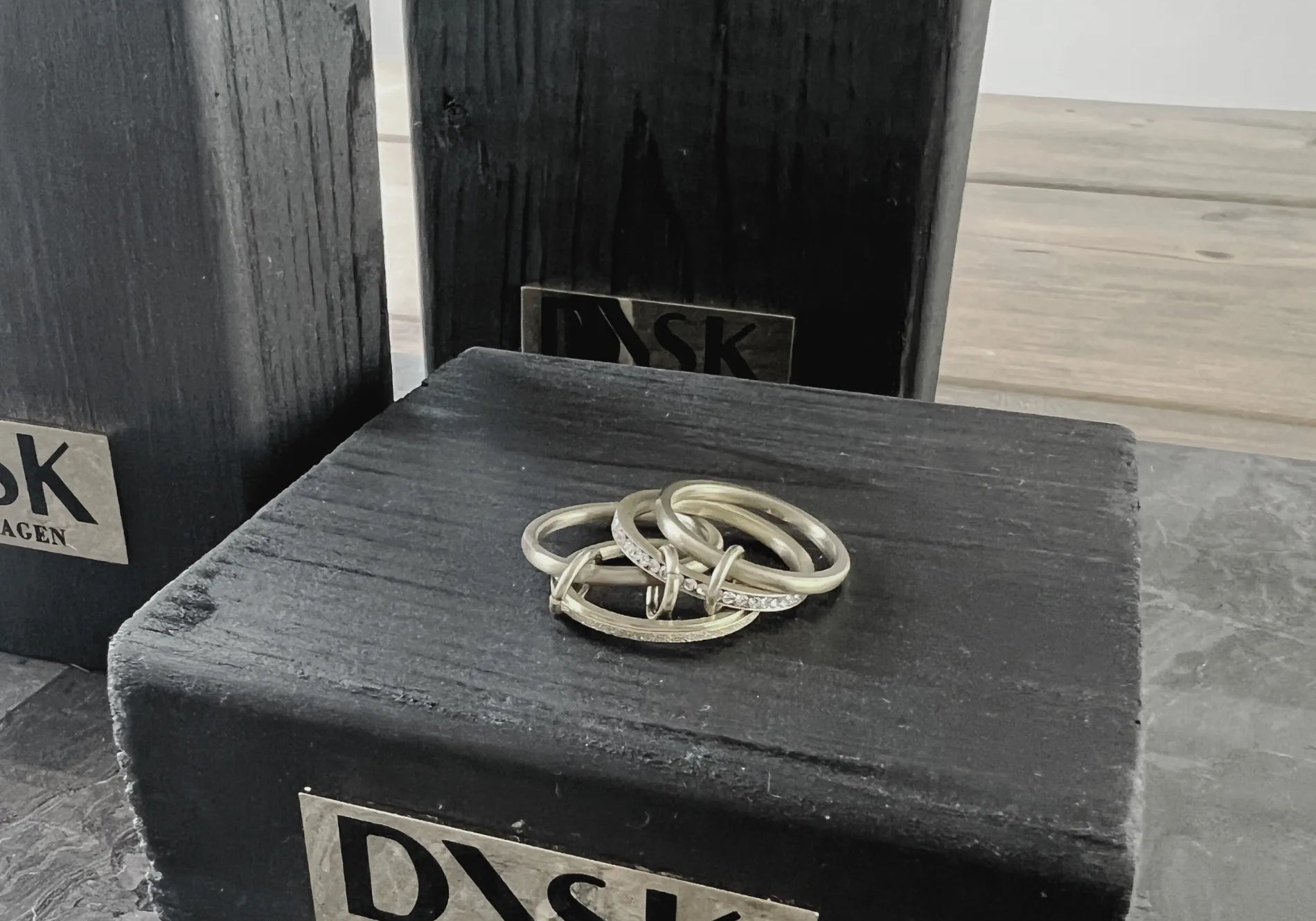 Joy Waterproof Bague multi CZ plaquée or 18K, DNSK Copenhagen
