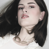 Alaya IN:STORE Pendiente asimétrico chapado en oro