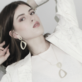 Alaya IN:STORE Pendiente asimétrico chapado en oro