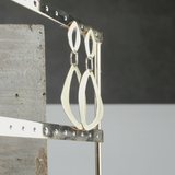 Alaya IN:STORE Pendiente asimétrico chapado en oro