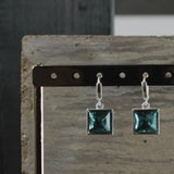 Audrey IN:STORE Sapphire Huggie Earring Plateado