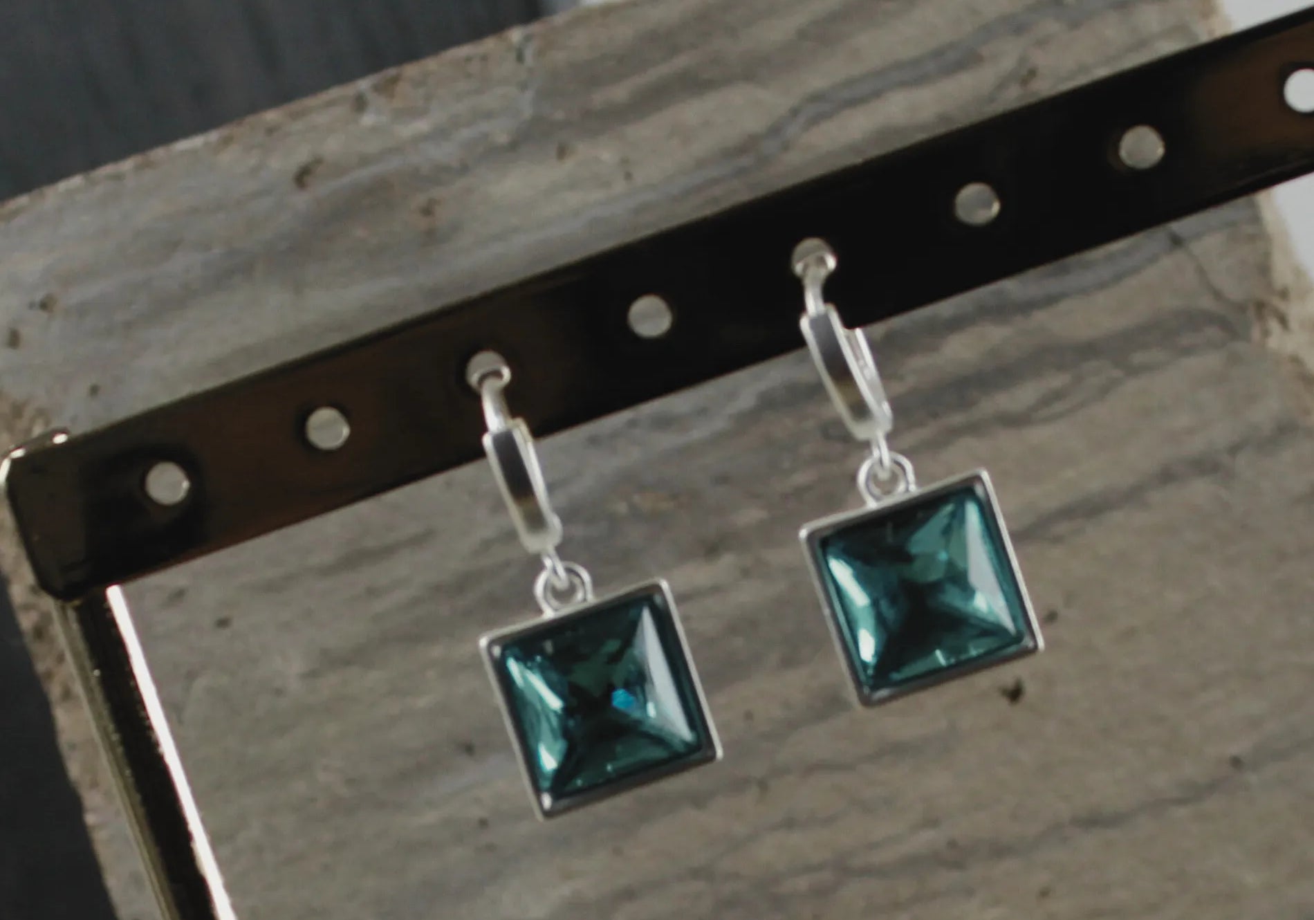 Audrey IN:STORE Sapphire Huggie Earring Silver Plating, DNSK Copenhagen