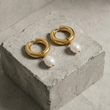 Joy Wasserfester Chunky Pearl Hoop 18-Karat-Vergoldung