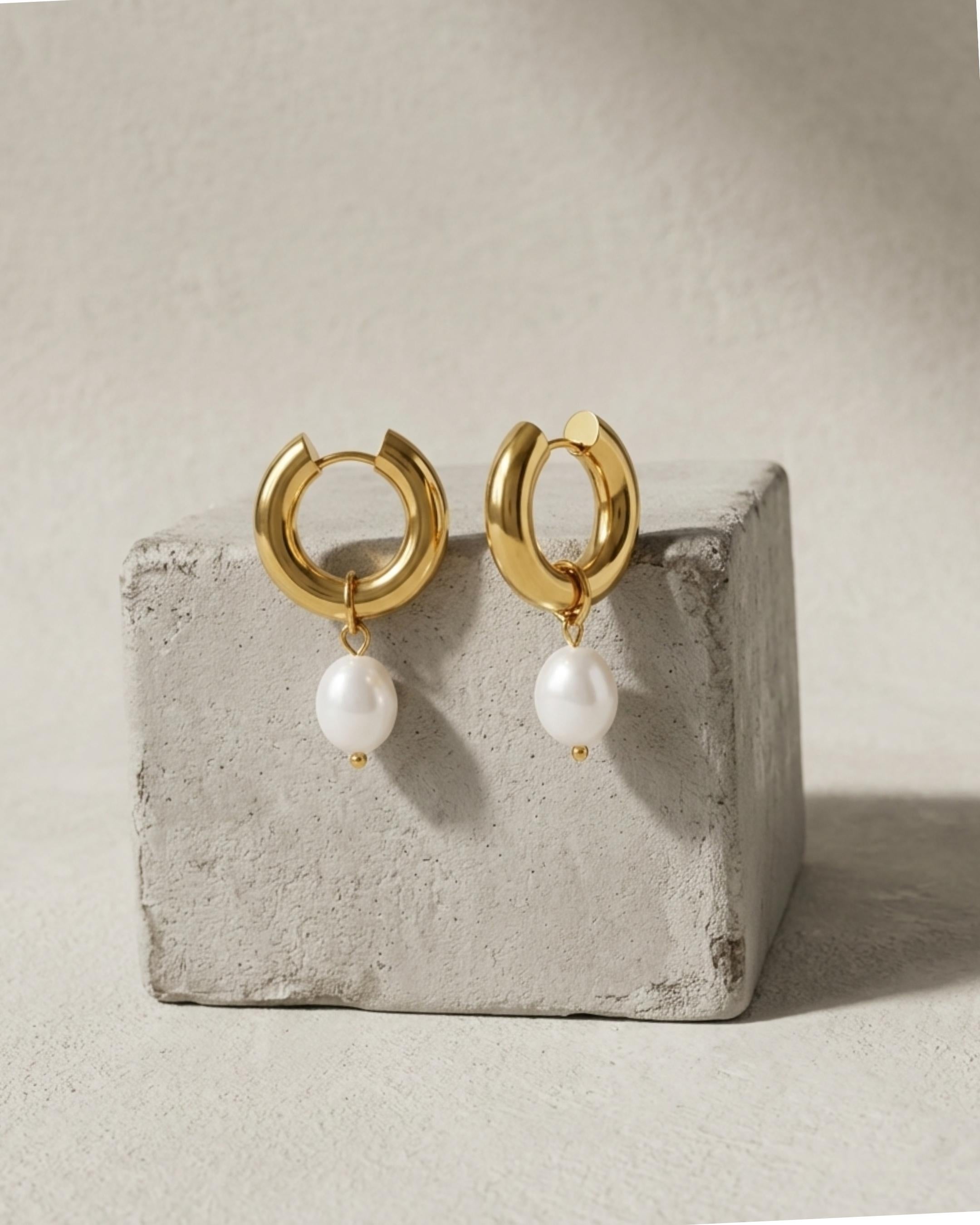 Joy Wasserfester Chunky Pearl Hoop 18-Karat-Vergoldung