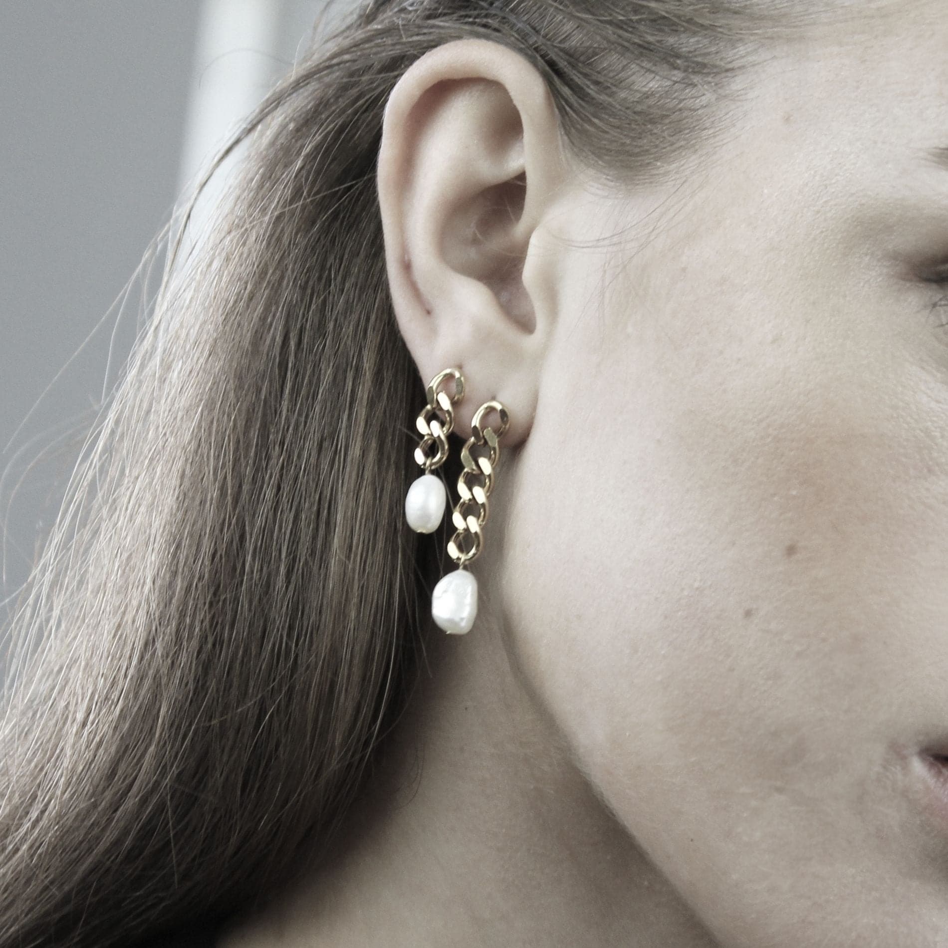 Joy Waterproof Asymmetric Pearl Earring 18 Carat Gold I Dansk Copenhagen
