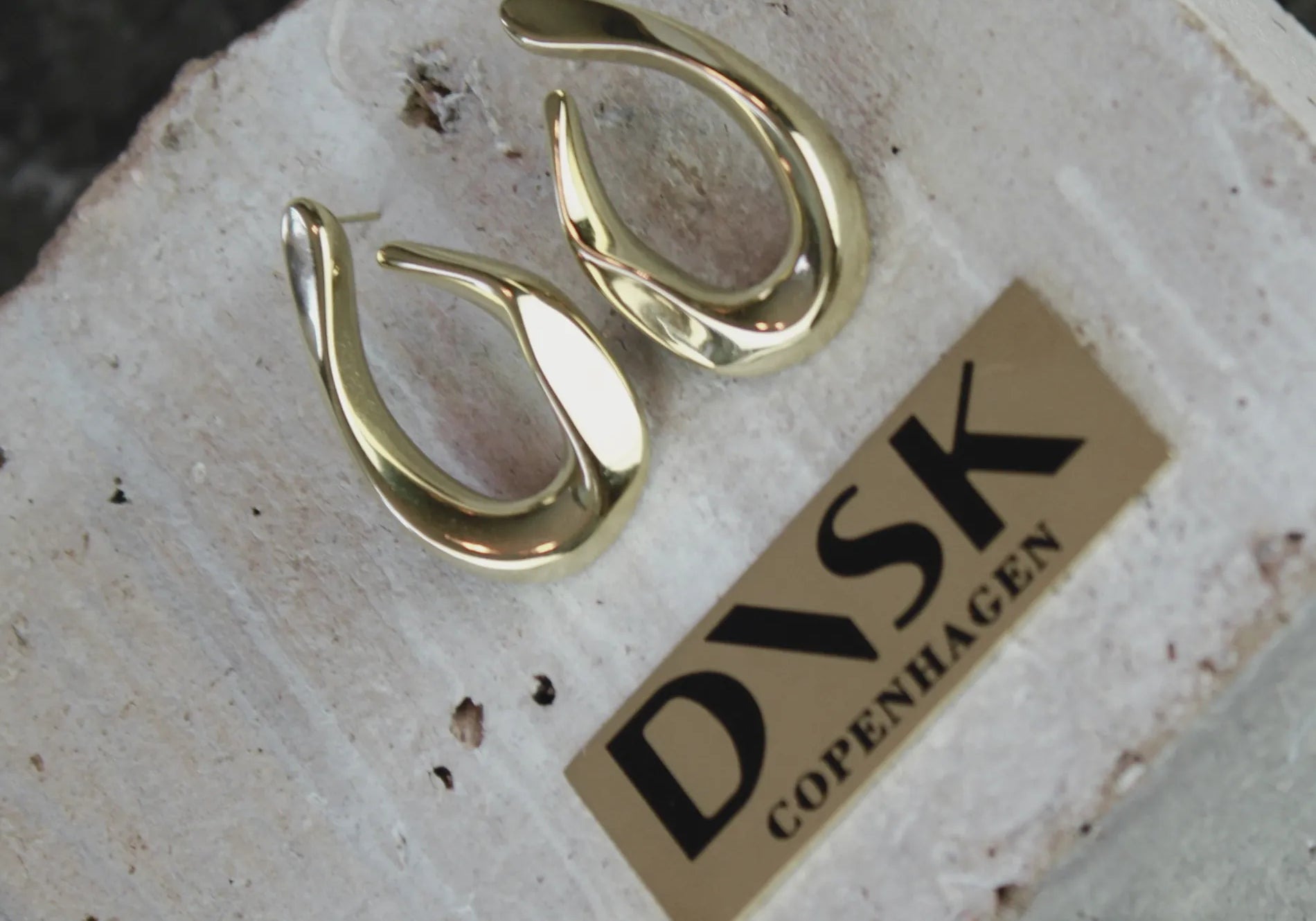 Courage Waterproof V Shape Statement Oorbel 18K Verguld, Dansk Copenhagen