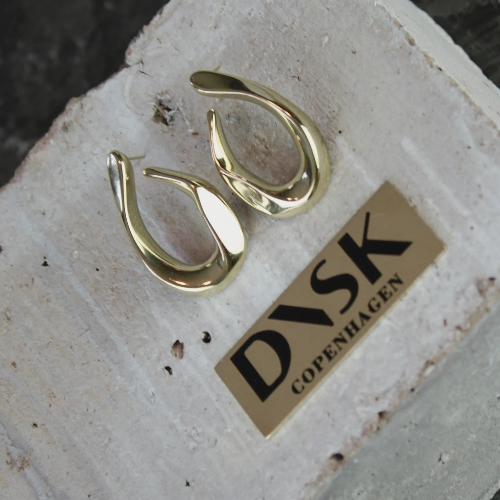 Courage Waterproof Boucle d'Oreille en V Plaqué Or 18K, Dansk Copenhagen}