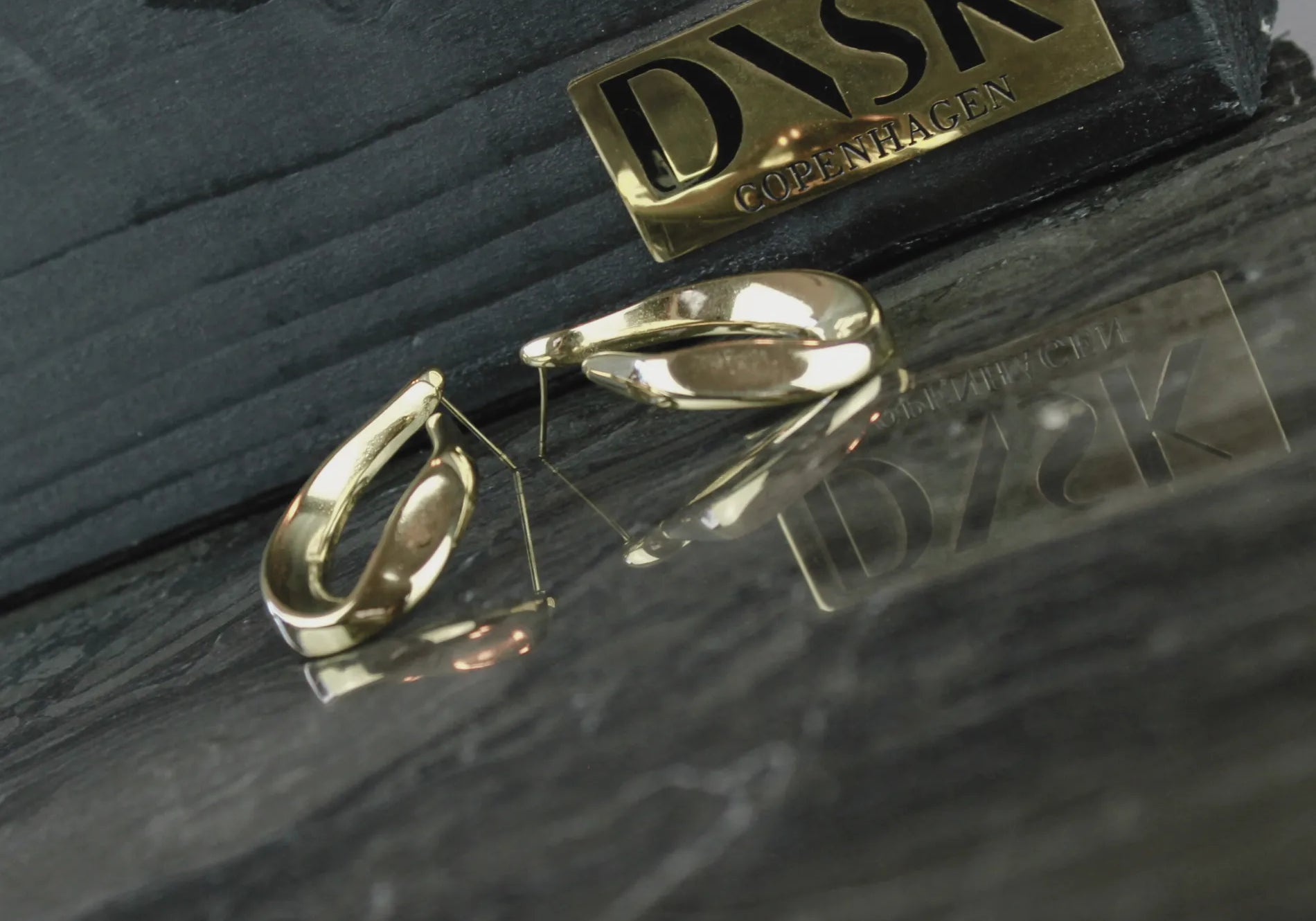 Courage Waterproof V Shape Statement Oorbel 18K Verguld, Dansk Copenhagen