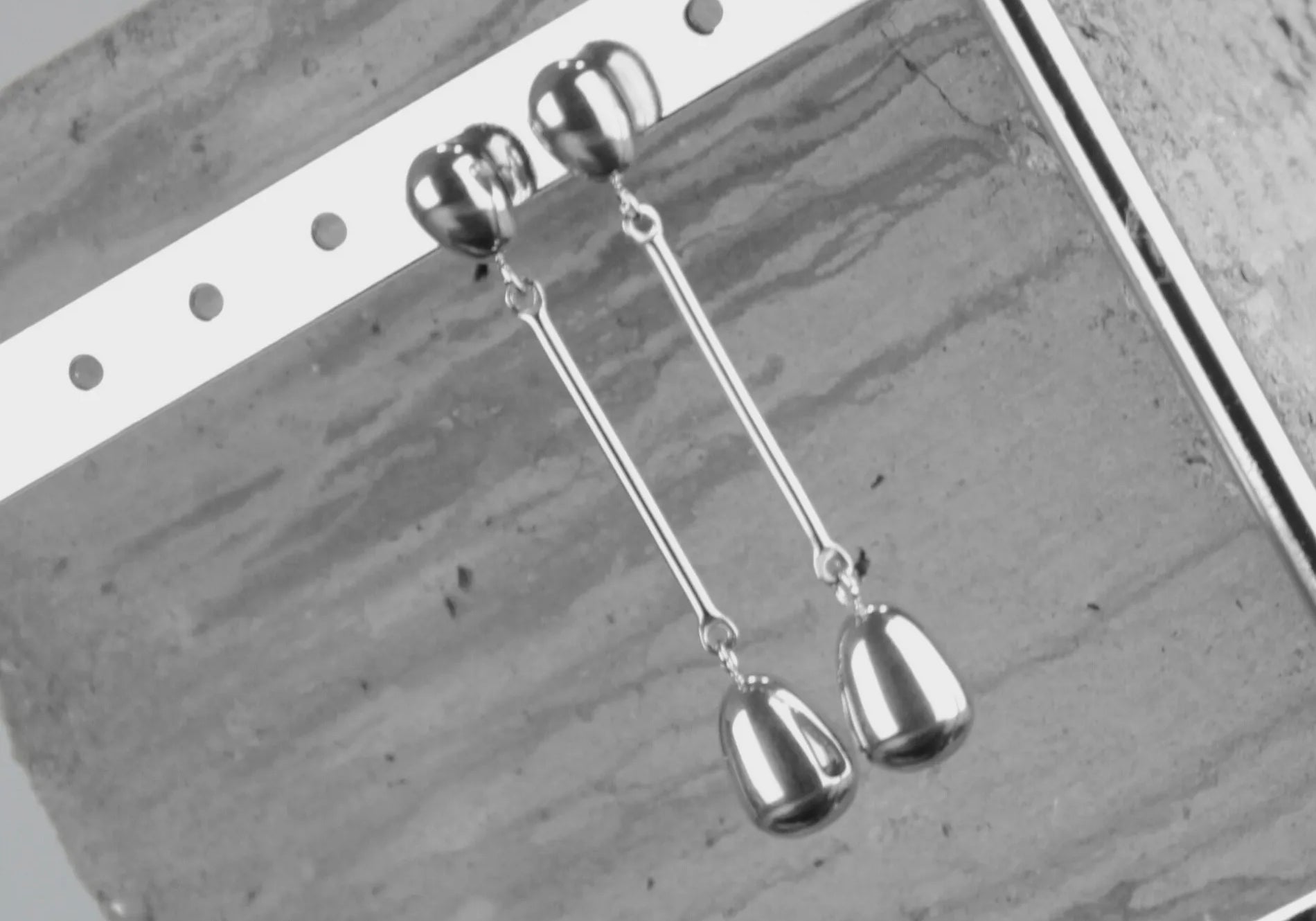 Passion  Waterproof Boucle d'Oreille Longue Double Pendaison Lisse Plaqué Argent, Dansk Copenhagen}