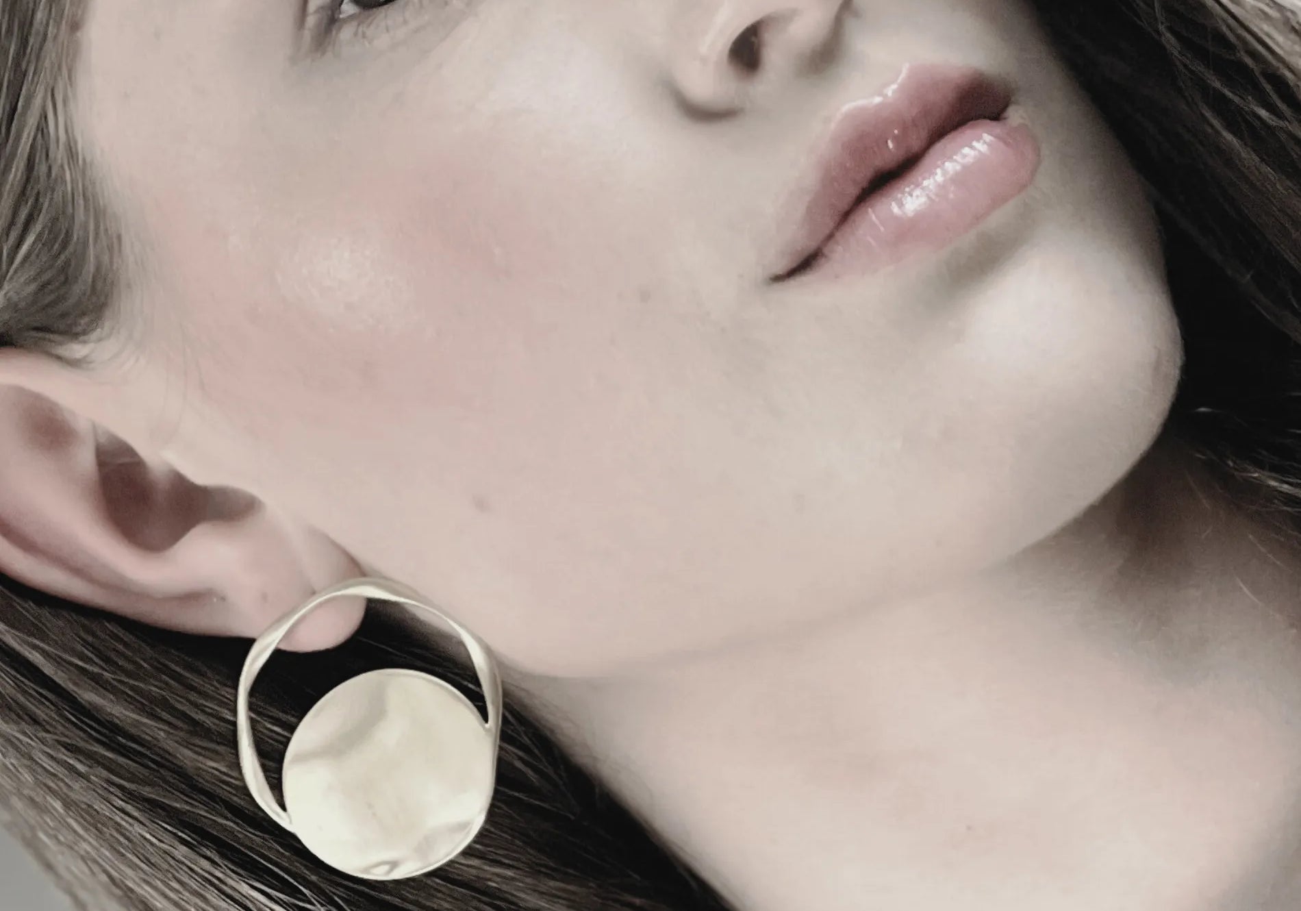 Courage Waterproof Geborstelde Artfull Ronde Oorbel 18K Verguld, DNSK Copenhagen