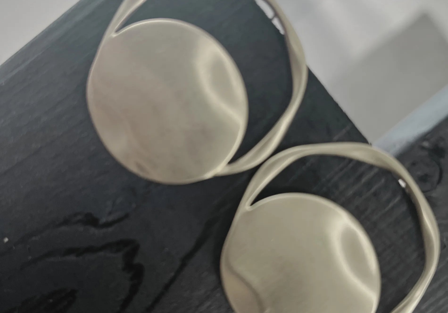 Courage Waterproof Geborstelde Artfull Ronde Oorbel 18K Verguld, DNSK Copenhagen