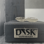Courage Waterproof Geborstelde Artfull Ronde Oorbel Verzilverd, DNSK Copenhagen