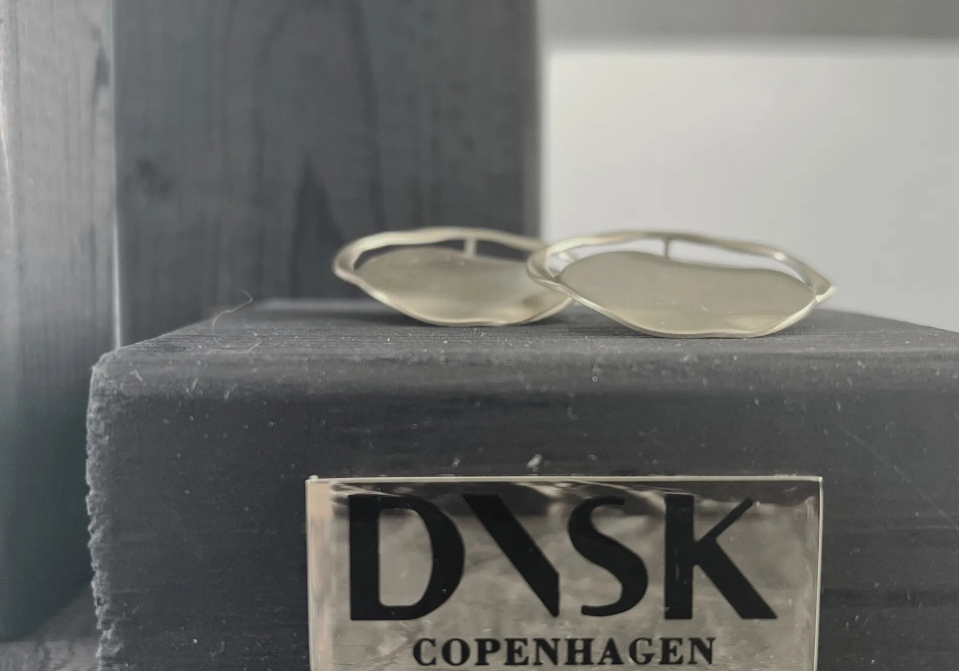 Courage Waterproof Geborstelde Artfull Ronde Oorbel 18K Verguld, DNSK Copenhagen