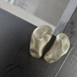 Courage Waterproof Geborstelde organische oorbel 18K verguld