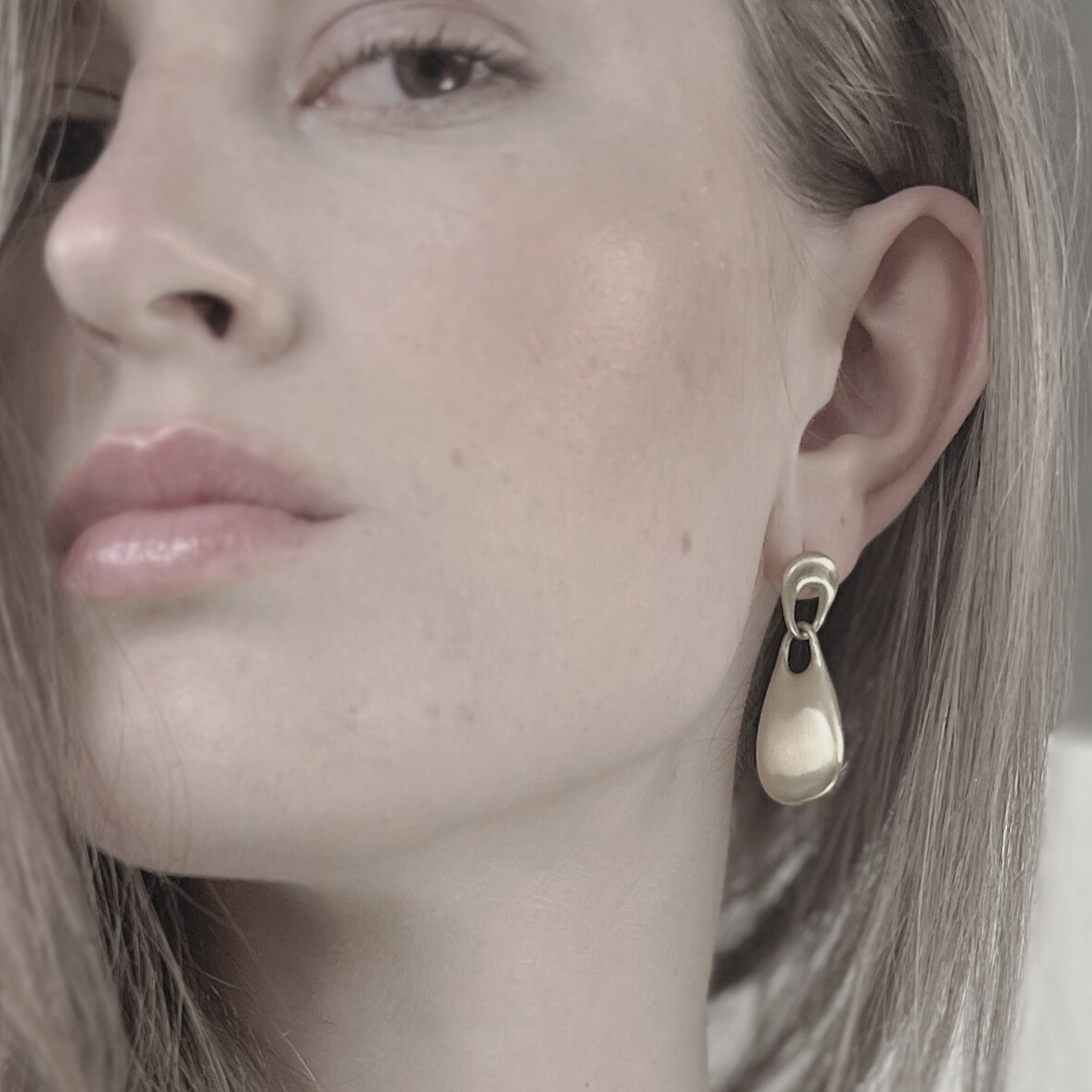 Courage Waterproof  Brushed Oval Drop Earring Silver Plating, DNSK Copenhagen