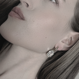 Joy Vandfast Statement Klar CZ Huggie 18K Guldbelagt