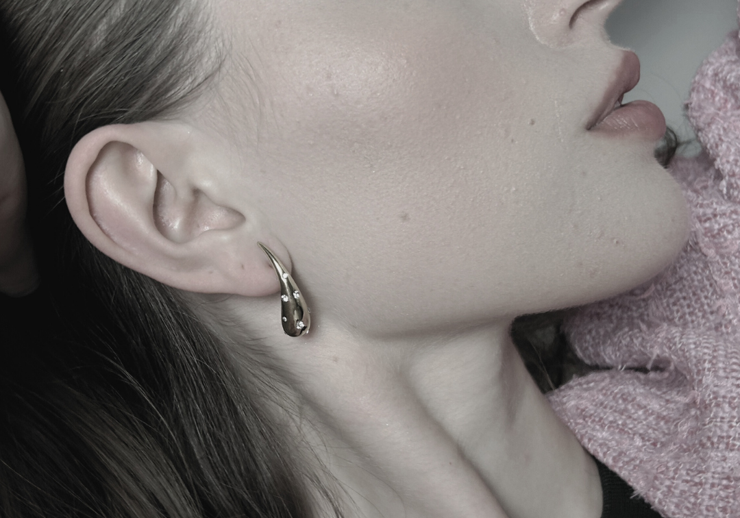 Joy Waterproof Boucle d'Oreille Slim Paisley CZ Plaqué Or 18K, DNSK Copenhagen