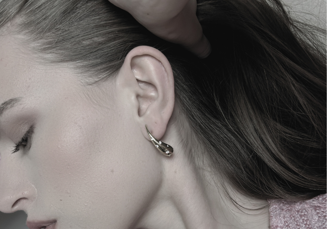 Joy Waterproof Boucle d'Oreille Slim Paisley CZ Plaqué Or 18K, DNSK Copenhagen
