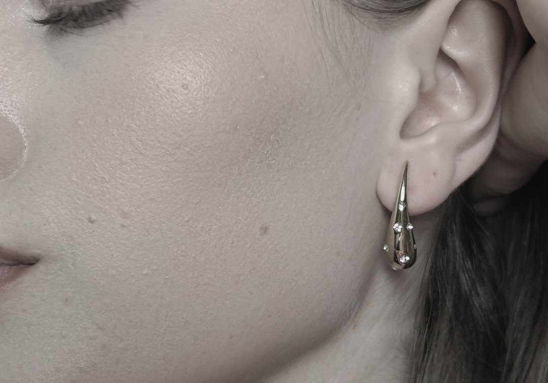 Joy Waterproof Boucle d'Oreille Slim Paisley CZ Plaqué Or 18K, DNSK Copenhagen
