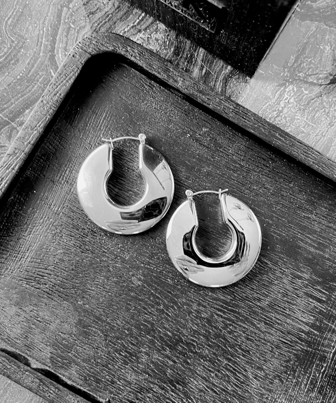 Courage Vattentåliga U-Turn Statement-örhänge Silverplätering, DNSK Copenhagen