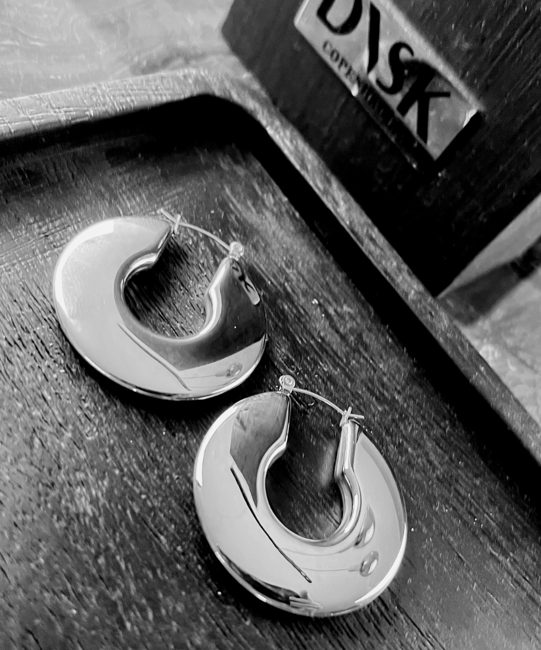 Courage Vattentåliga U-Turn Statement-örhänge Silverplätering, DNSK Copenhagen