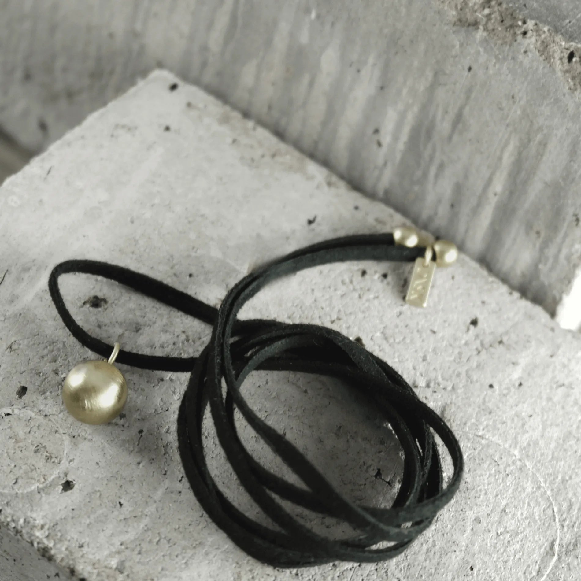 Tabitha Multi-Styleable Ball Suede Necklace Gold PlatingDNSK Copenhagen