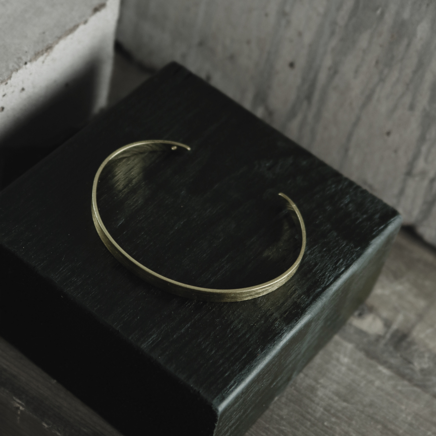 Theia Simple Cuff Bracelet Gold Plating I Dansk Copenhagen