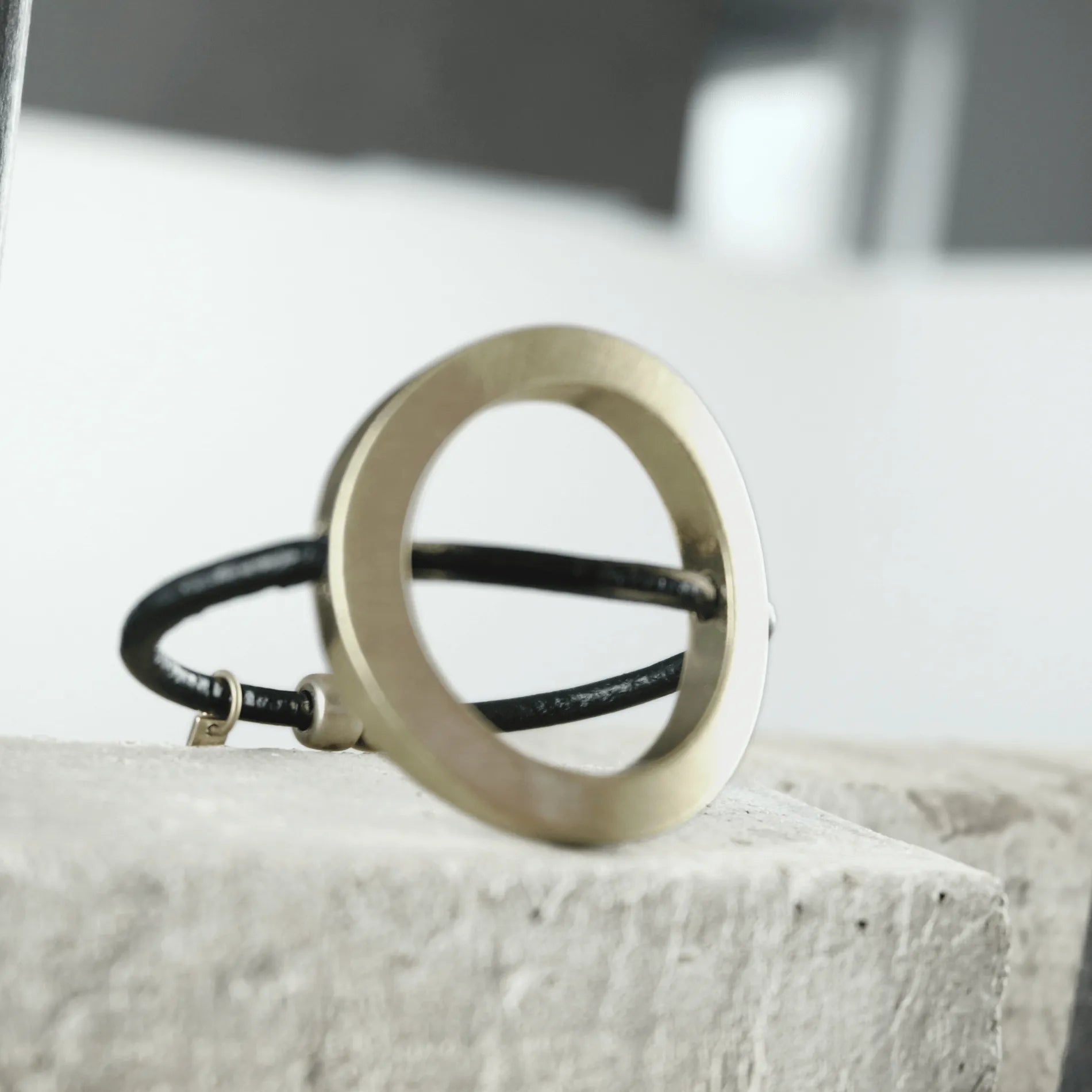 Nostalgia Mega Ring Leather Bracelet Gold PlatingDNSK Copenhagen