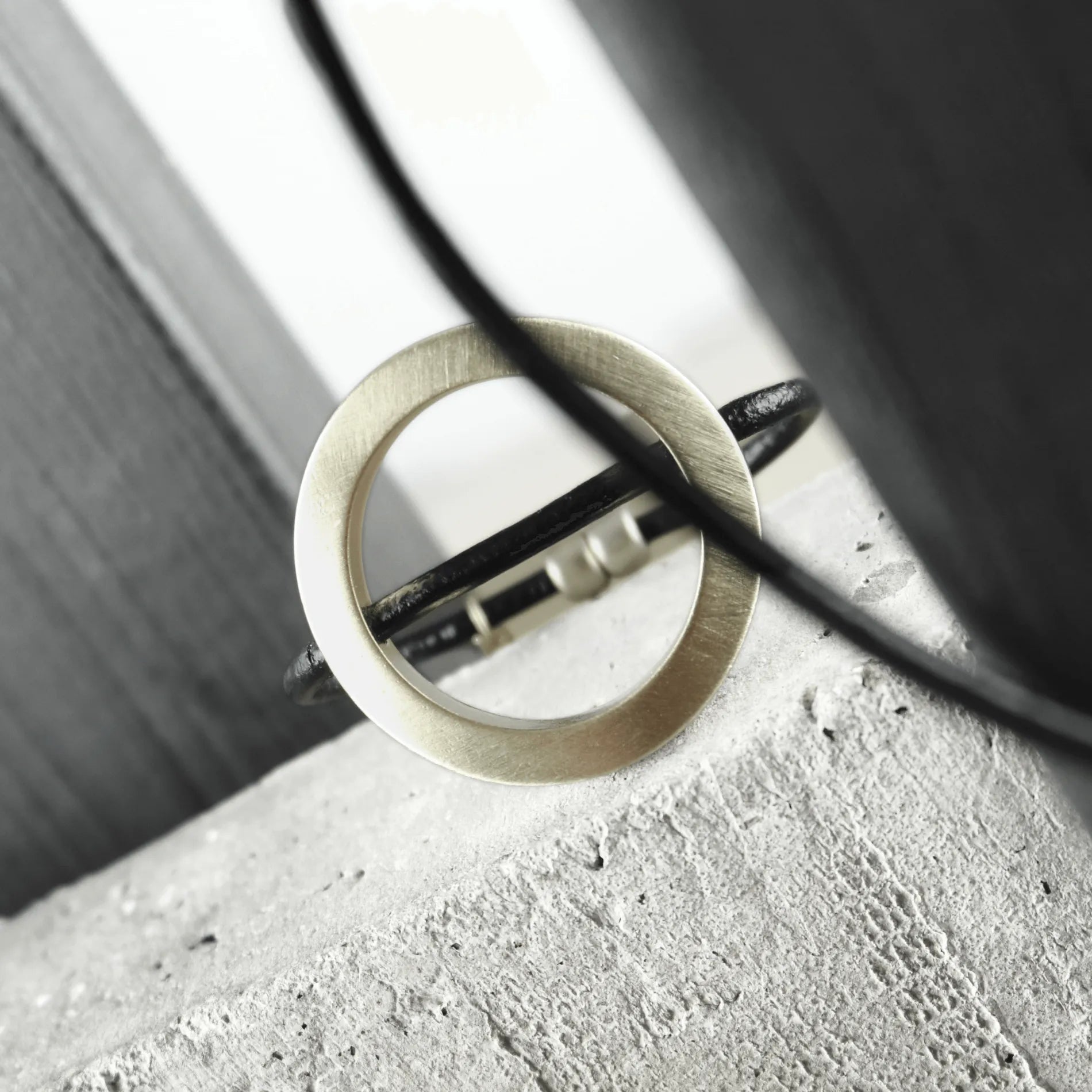 Nostalgia Mega Ring Leather Bracelet Gold PlatingDNSK Copenhagen