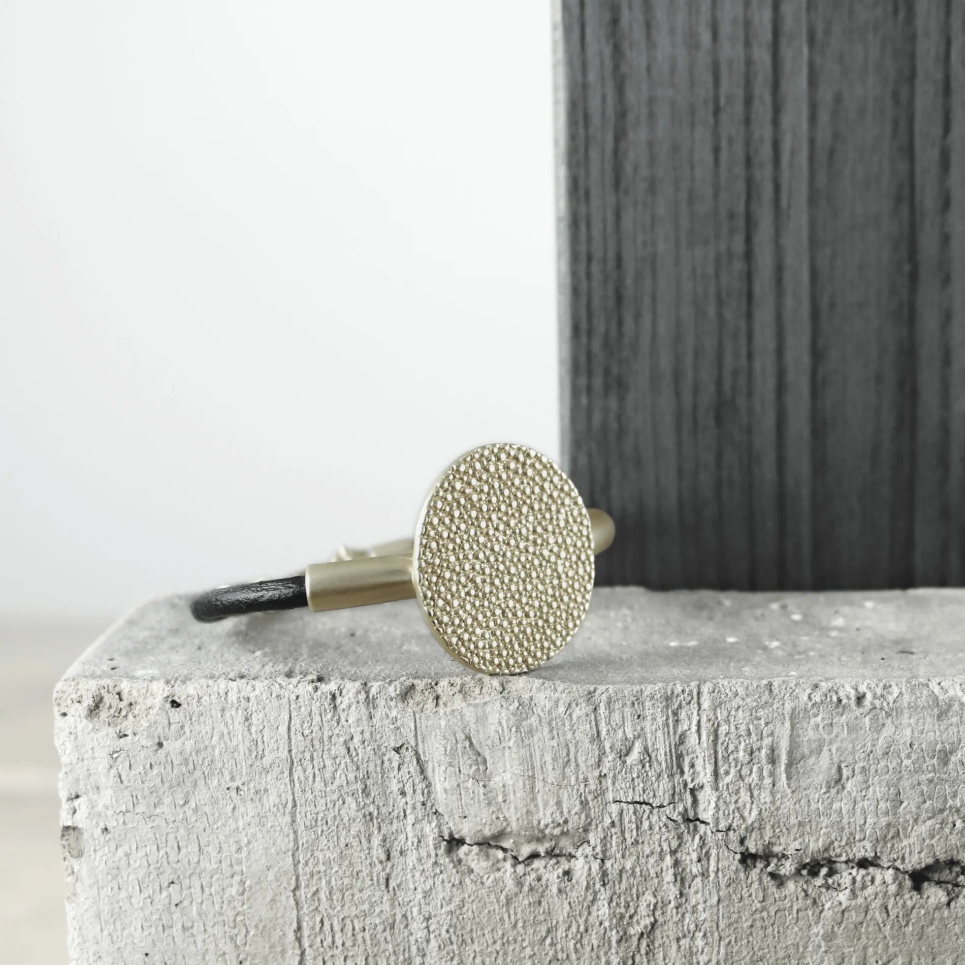 Nostalgia Diagonal Leather Bracelet Gold PlatingDNSK Copenhagen