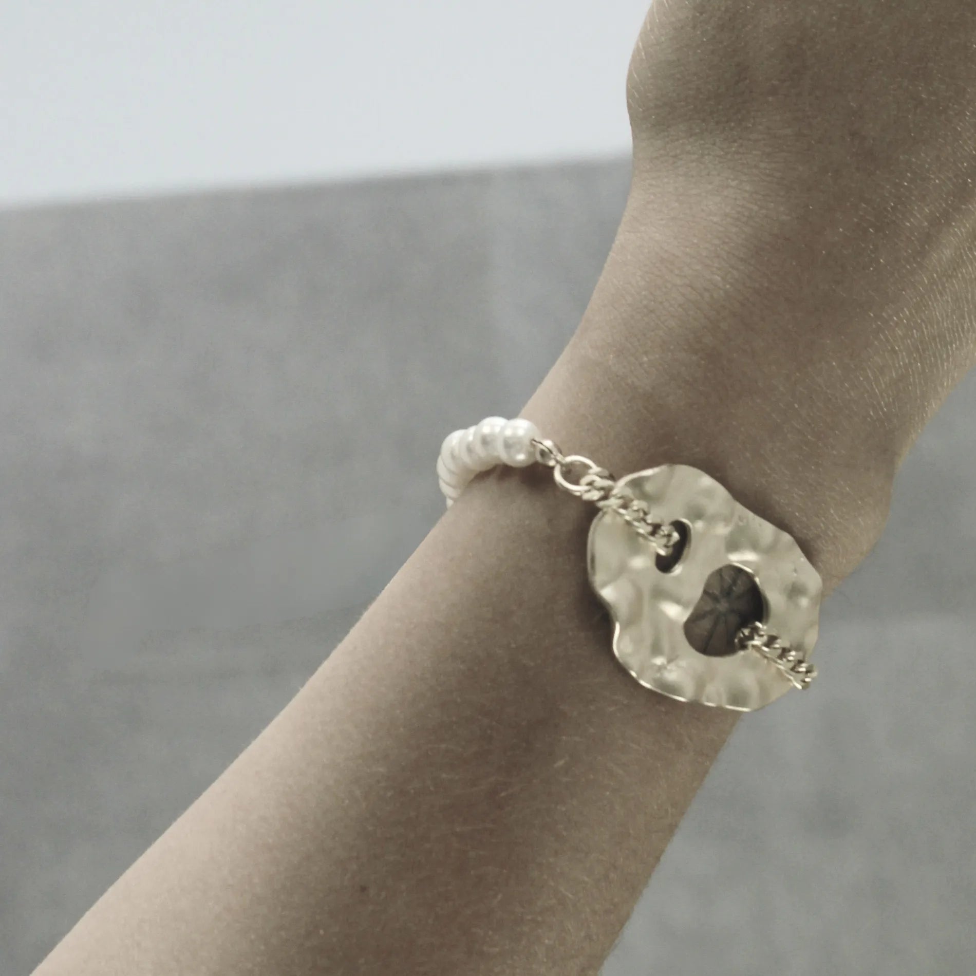 Audrey IN:STORE Statement Pearl Mix Chain Bracelet Gold PlatingDNSK Copenhagen