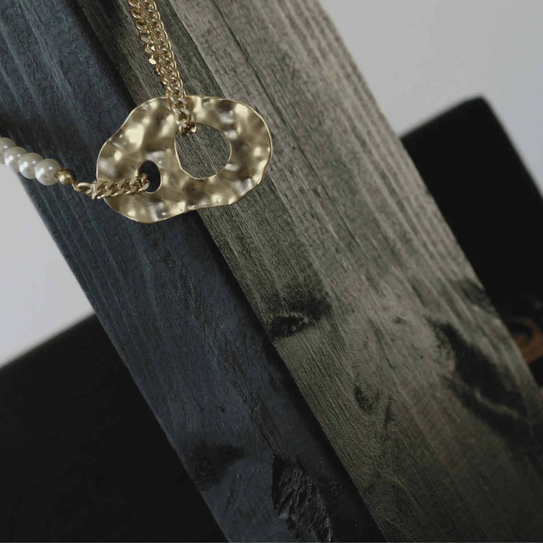 Audrey IN:STORE Statement Pearl Mix Chain Bracelet Gold PlatingDNSK Copenhagen