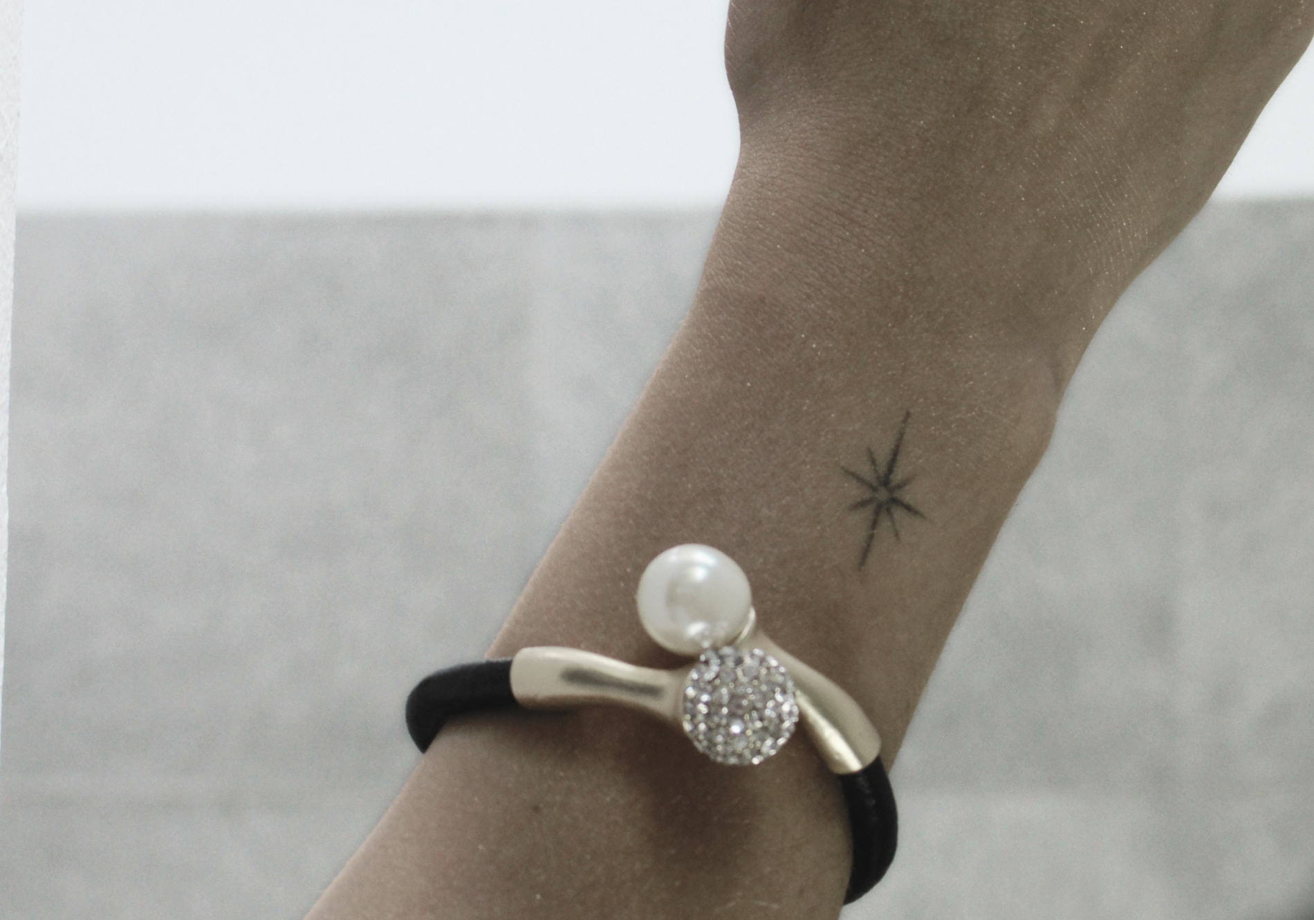 Audrey IN:STORE Magnet Pearl Mix Leather Bracelet Silver Plating, DNSK Copenhagen