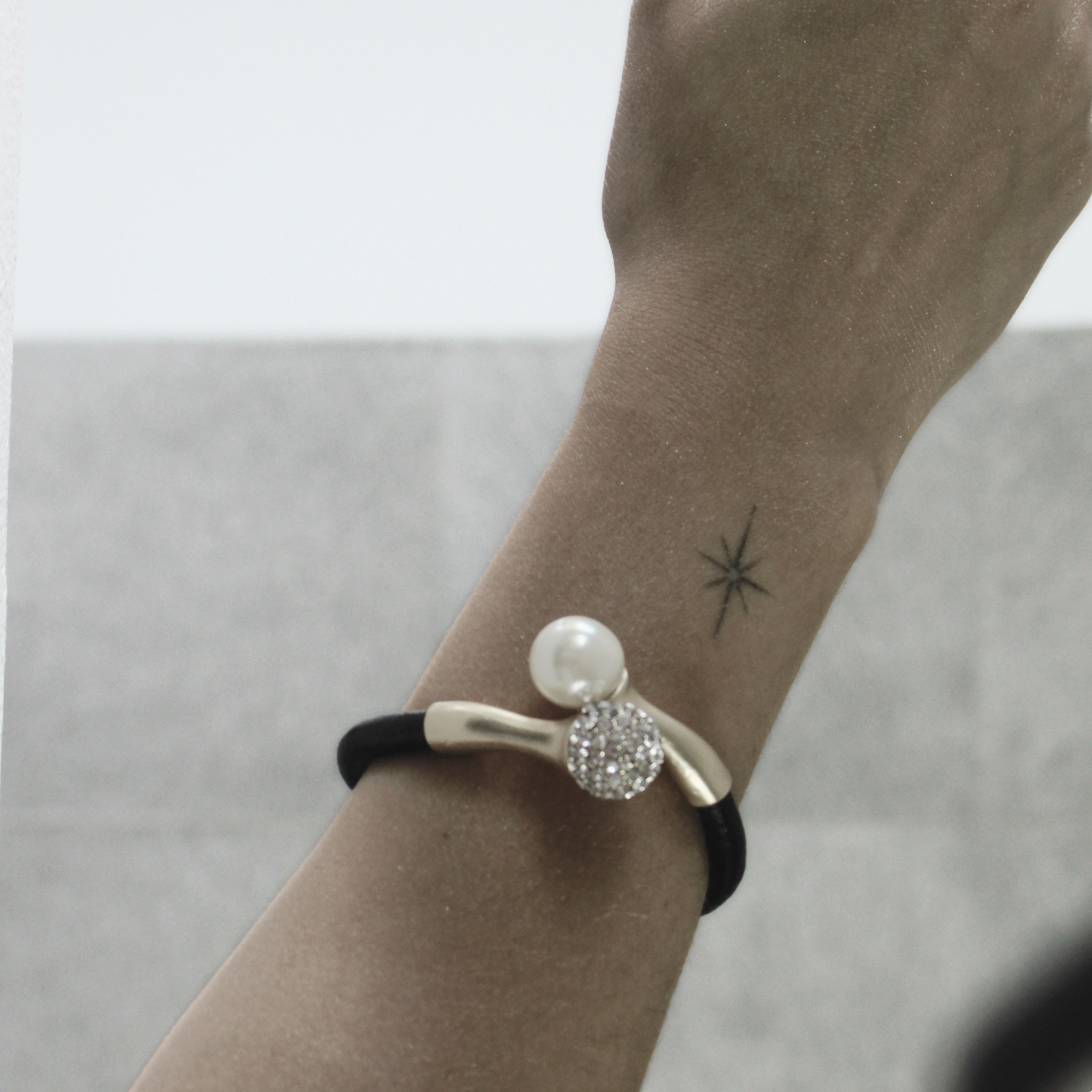 Audrey IN:STORE Magnet Pearl Mix Leather Bracelet Silver Plating, DNSK Copenhagen