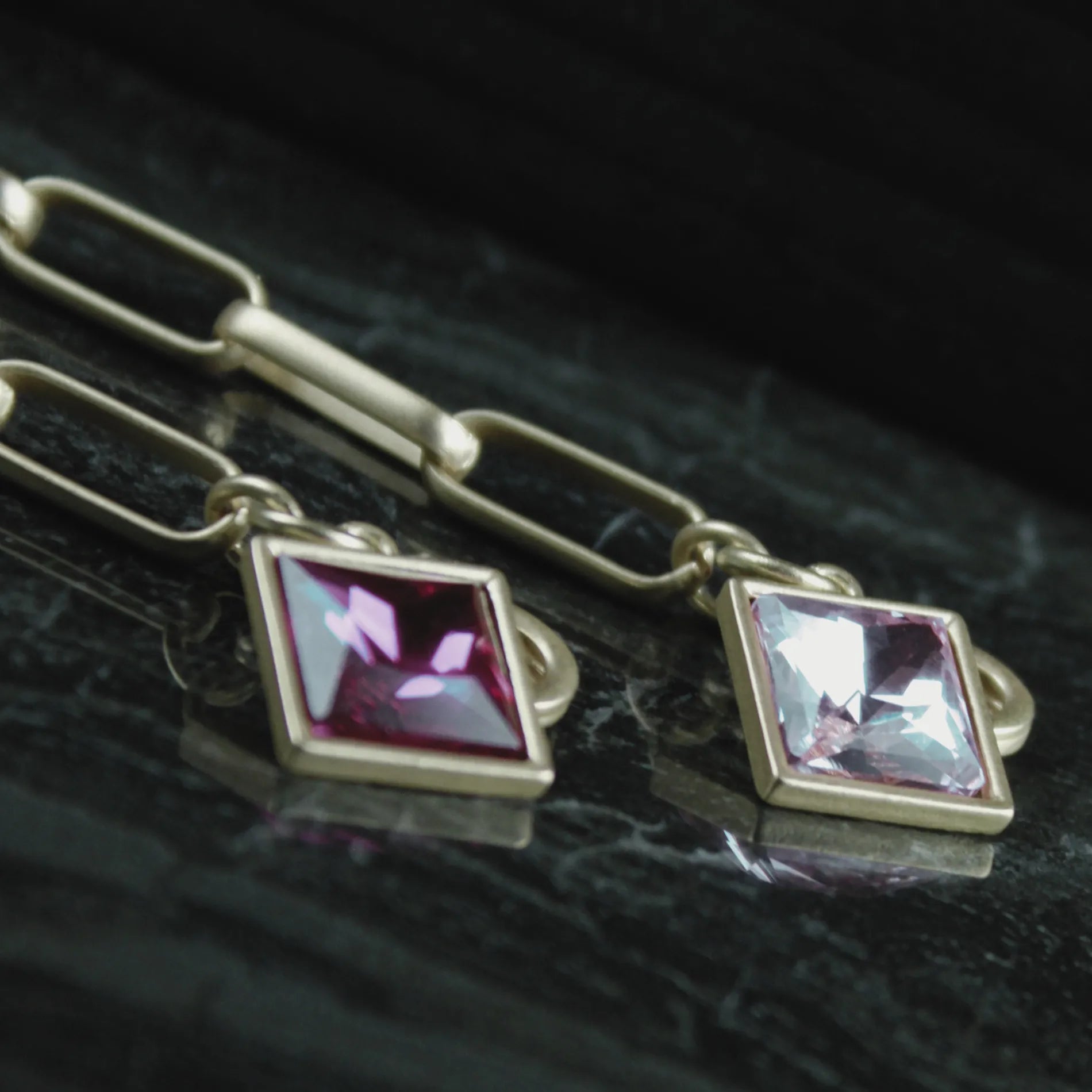 Audrey IN:STORE Fuchsia armband guldplätering, DNSK Copenhagen