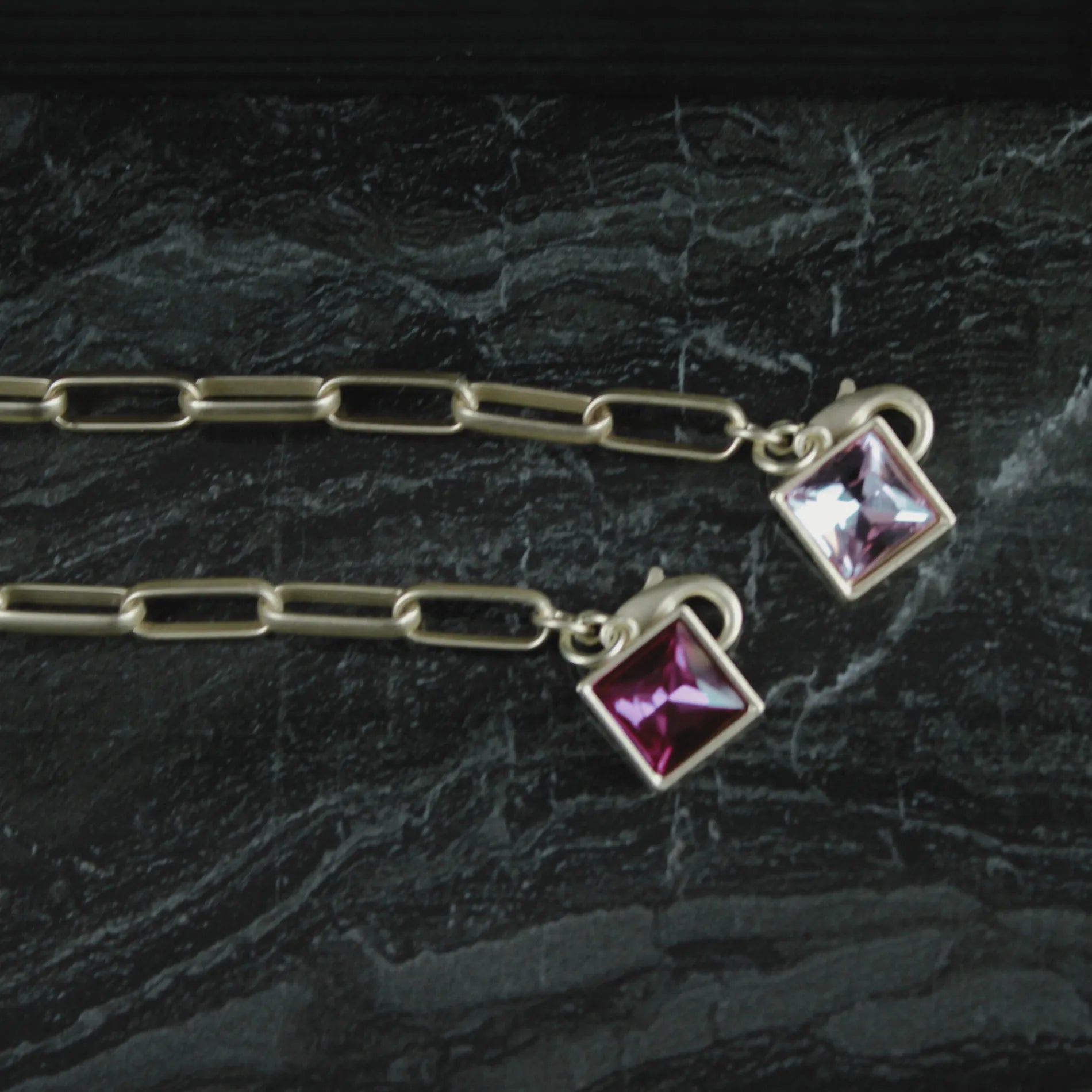 Audrey IN:STORE Fuchsia armband guldplätering, DNSK Copenhagen