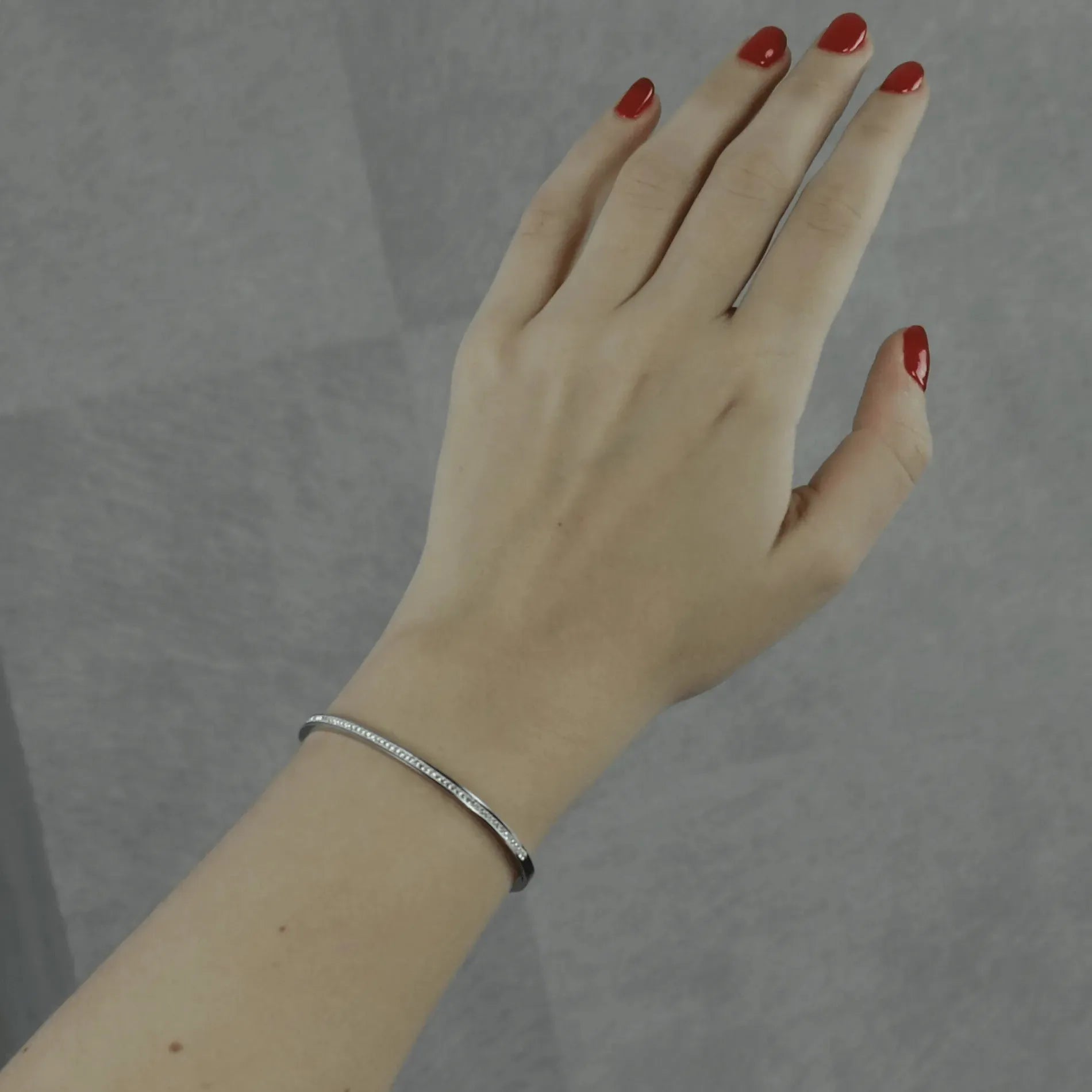 Joy Waterproof Slim CZ Bangle placcato in oro 18 carati -DNSK Copenhagen