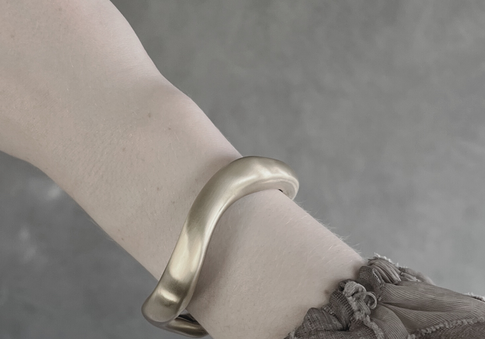 Courage Waterproof  Geborsteld Organisch Cuff Armband Verzilverd, DNSK Kopenhagen