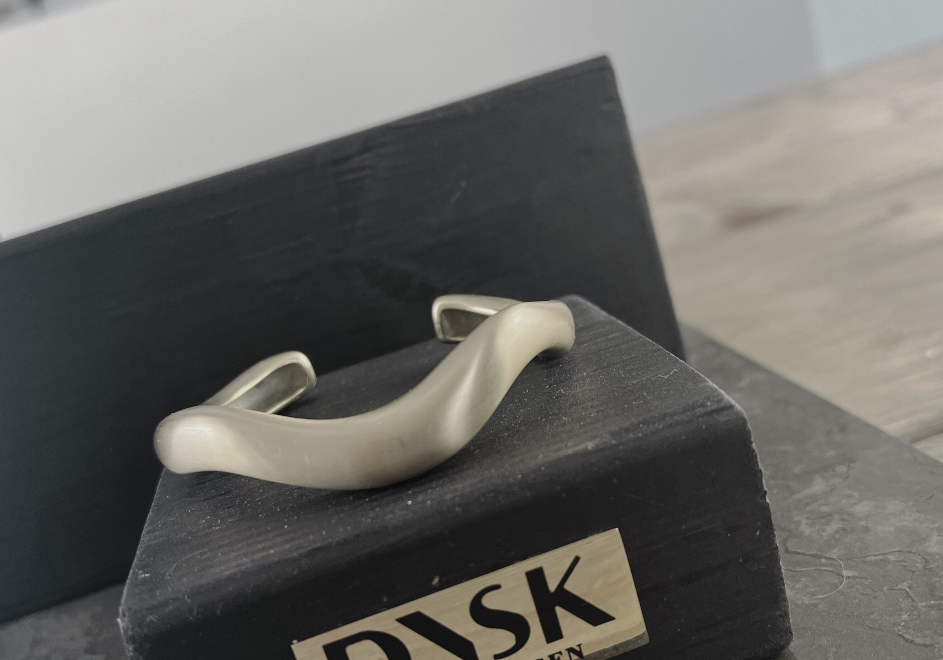 Courage Waterproof  Geborsteld Organisch Cuff Armband Verzilverd, DNSK Kopenhagen