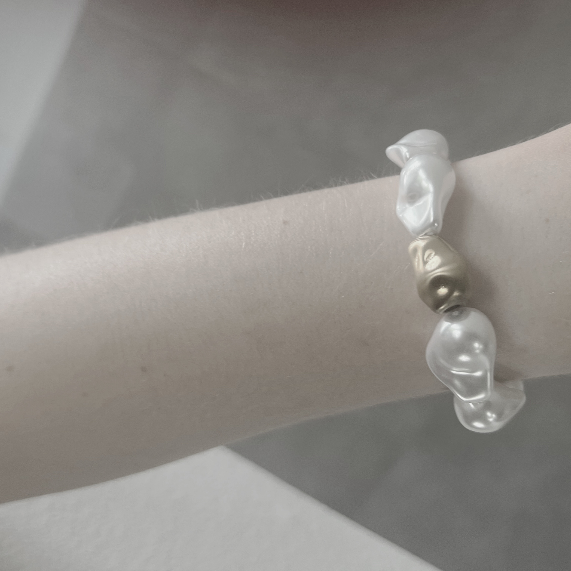 Joy Vattentåliga Kort statementarmband med pärla 18K guldplätering, DNSK Copenhagen