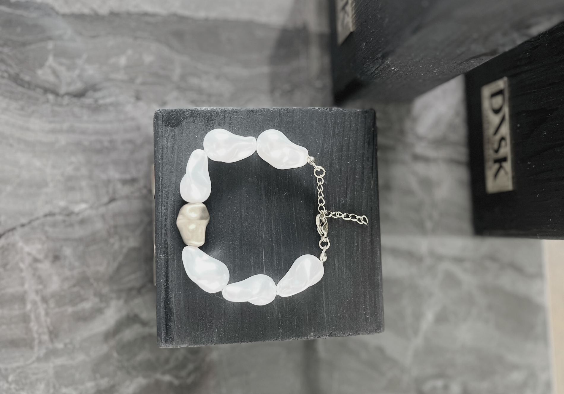 Joy Waterproof Korte Parel Statement Armband 18K Verguld, DNSK Kopenhagen