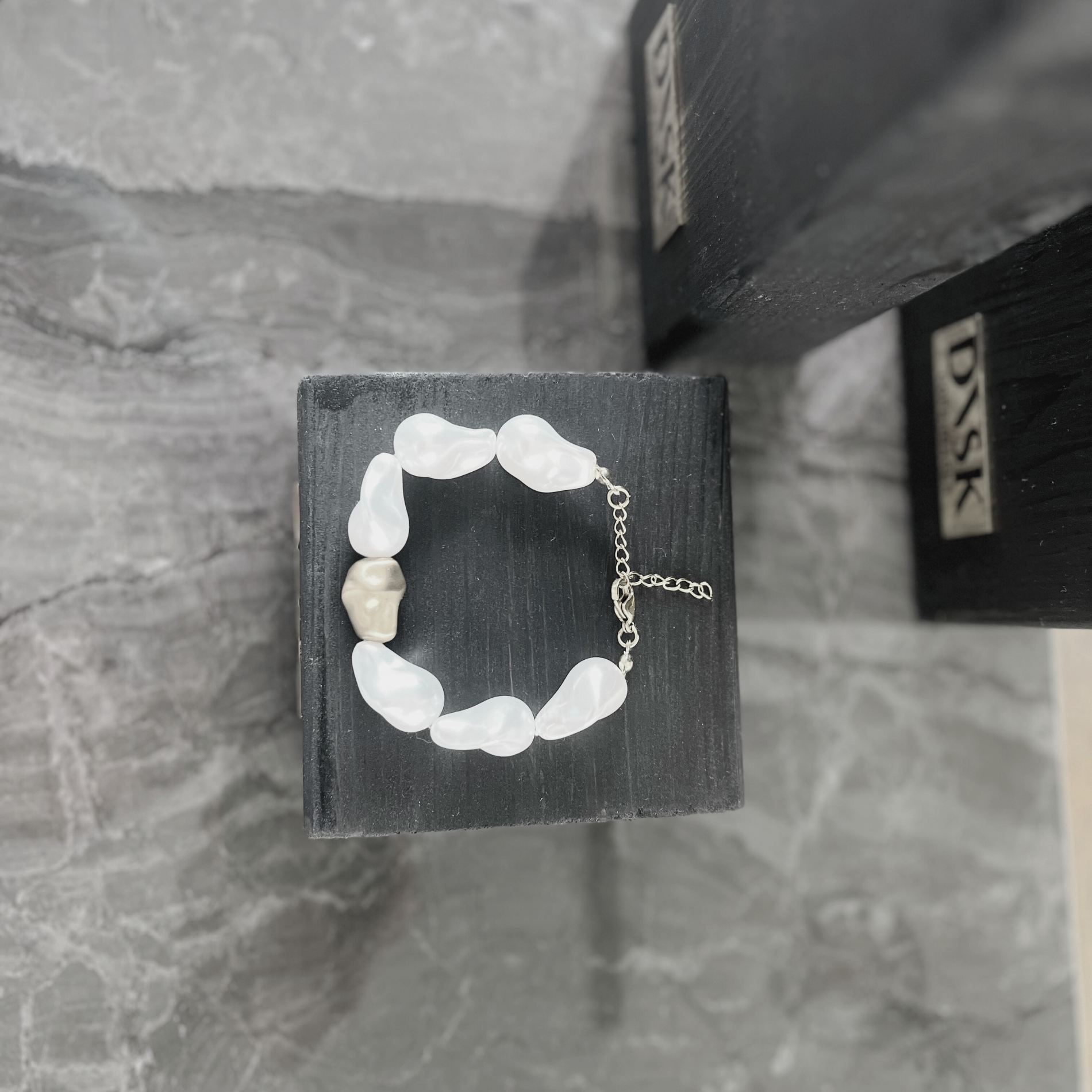 Joy Vattentåliga Kort statementarmband med pärla 18K guldplätering, DNSK Copenhagen